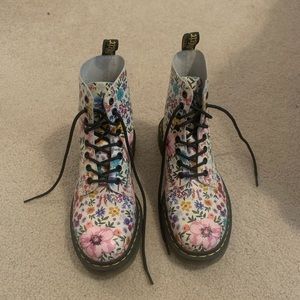 Dr Martens- Wanderlust
